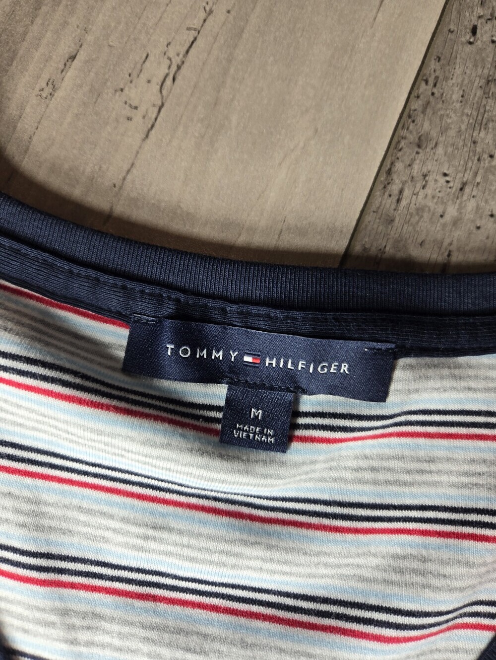 NWT Tommy Hilfiger Women's Striped V-Neck Tee T-Shirt Gray Blue Red White Medium - Picture 3 of 16